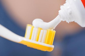 Streit um Fluorid in der Zahnpasta -