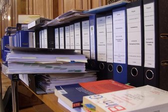 Streit um Fristen: Freiberger Ortsumgehung rückt noch weiter in die Ferne - Viel Papier: Die Unterlagen zur Ortsumgehung ergeben aneinandergestellt mehrere Meter.