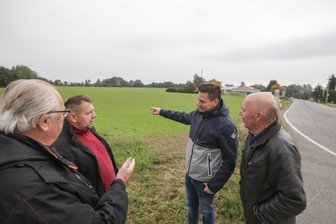 Streit um geplantes Gewerbegebiet - An der Oberen Hauptstraße an der Ortseinfahrt nach Wittgensdorf soll das Gewerbegebiet für Firmen aus der Logistikbranche entstehen. Doch der Ortschaftsrat, zu dem auch Rainer Pilz, Kai Tietze, Jens Schubert und Bernd Welzel (von links) gehören, ist dagegen.