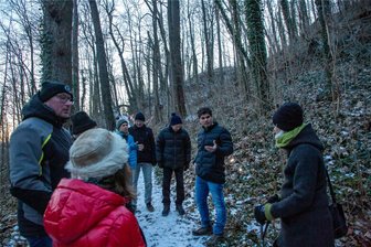 Streit um gesperrten Wald in Lichtenwalde: Sollen jetzt Sitzbänke verschwinden? - Waldbesitzer Norbert Jungbeck im Gespräch mit Anwohnern am Schlosshang in Lichtenwalde. Wichtige Waldwege sind weiterhin gesperrt.