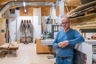 Streit um Grundstück: Warum eine Tischlerei im Erzgebirge nicht expandieren kann - Markus Trommer ist Inhaber der gleichnamigen Tischlerei in Schönheide. Gern hätte er sein Unternehmen erweitert, was aber am Nein des Gemeinderates vorerst gescheitert ist.