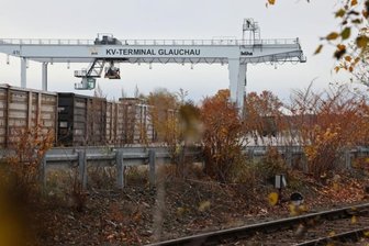 Streit um GVZ-Millionen: Die Hängepartie geht weiter - Der Portalkran war das Herzstück der Erweiterung am Glauchauer Container-Terminal heute ist er nur selten in Betrieb.