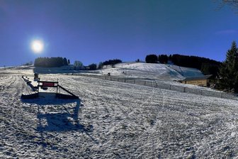 Streit um Holzhauer Skigebiet: Gemeinde kündigt Liftbetreiber - Am Freitag zog sich nur eine dünne Schneedecke über den Holzhauer Skihang: Fraglich bleibt aber, ob sich der Lift überhaupt dreht.