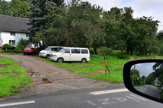 Streit um illegale Stellplätze beendet? - Das Umfeld des für einen Autohandel genutzten Grundstücks im Mittweidaer Ortsteil Frankenau ist weitgehend von alten Fahrzeugen beräumt, auch an der Kreisstraße stehen nicht mehr wie in den Jahren zuvor abgestellte Altfahrzeuge.