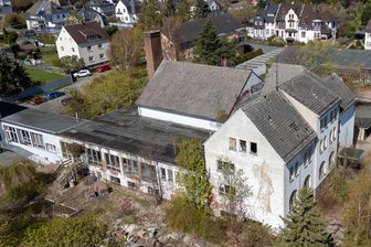 Streit um Hotel: Stadt Plauen drängt auf Abriss – Eigentümer kämpft vor Gericht - Das frühere Bahnhofshotel in Jößnitz. Das Dach ist löchrig. Mehrmals hat es gebrannt.