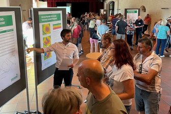 Streit um Kiesabbau in Zwickau: Jetzt wird verhandelt - An mehreren Schautafeln, die einzeln mit Fachleuten besetzt waren, konnten sich die Gäste über die Pläne von Heidelbergcement informieren. Alle gestellten Fragen werden im Internet beantwortet. 