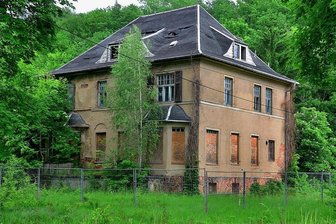 Streit um KZ-Gedenkstätte Sachsenburg: Siegerentwurf aus Förderantrag gestrichen - Baufällig und ruinös: So präsentiert sich derzeit die ehemalige Kommandantenvilla im einstigen KZ Sachsenburg.