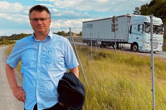 Streit um Lärmschutz an der B174 bei Chemnitz: Trotz sieben Jahren Planung kein Ende in Sicht - Jürgen Mädler aus Chemnitz-Kleinolbersdorf kämpft seit Jahren in einer Bürgerinitiative für mehr Lärmschutz und weniger Lkw-Verkehr an der B 174 zwischen Chemnitz und dem Grenzübergang Reitzenhain. Er und seine Mitstreiter bereiten nun eine Dienstaufsichtsbeschwerde vor.