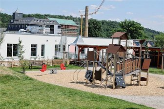 Streit um Lichtensteiner Schatzkiste: Einigung rückt näher - Die Kita „Schatzkiste“ ist erst seit wenigen Monaten geöffnet. Vorn im Bild das Außengelände.