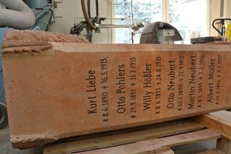 Streit um Lobsdorfer Gefallenen-Denkmal - Der Gedenkstein liegt beim Steinmetzbetrieb Daniel Brumme in Meerane. Bevor die Arbeit weitergeht, muss eine Entscheidung her. Die strittige Inschrift, um die es geht, ist noch zu DDR-Zeiten abgemeißelt worden. 