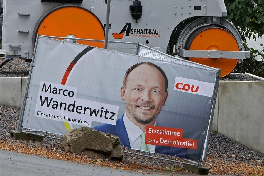 Streit um Marco Wanderwitz: Demontage eines Ostbeauftragten - Ein Wahlplakat von Marco Wanderwitz in Bernsdorf. Hat der Ex-Landesgruppenchef die bittere Niederlage der CDU zu verantworten? Die AfD feiert seine Ablösung. 