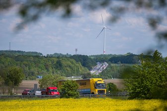 Streit um Mega-Solarfelder: Dimensionen erschrecken Gemeinderat im Erzgebirge - An der A 72 bei Niederdorf sollen Solarparks entstehen. Flächen an solchen Verkehrswegen gelten gesetzlich als privilegiert.