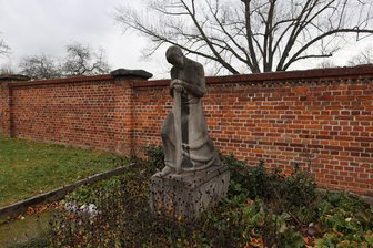 Streit um neue Zufahrt zum Hauptfriedhof: Rechtsaufsicht bestätigt Entscheidung von Zwickauer OB - „Der müde Wanderer“ stand bereits zu DDR-Zeiten am Ende der asphaltierten Fläche.
