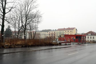 Streit um neuen Lidl-Discounter in Freiberg: Wie schön darf ein Einkaufsmarkt sein? - Auf diesem Areal an der Dresdner Straße in Freiberg sollen ein Lidl-Einkaufsmarkt sowie Wohnhäuser entstehen.