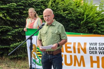 Streit um neues Flüchtlingsheim im Erzgebirge: Unternehmer entschuldigt sich beim Landrat - Landrat Antons Gegenspieler Karsten Teubner, hier während einer Demonstration in Grünhain, hatte mehrfach öffentlich erklärt, dass er gegen das Flüchtlingsheim in der früheren Kurklinik ist.