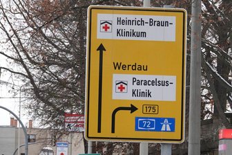 Streit um Neurochirurgie in Zwickau: Die Fronten sind verhärtet - Noch ist die Paracelsus-Klinik in Zwickau ausgeschildert, auch wenn sie nicht mehr so heißt und jetzt zum HBK gehört. Dass die Übernahme keine Liebesheirat war, macht die aktuelle Debatte deutlich.