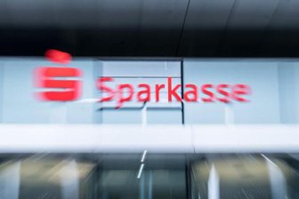 Streit um Prämiensparverträge: Verbraucherzentrale klagt gegen Sparkasse - Der Streit zwischen der Verbraucherzentrale und der Sparkasse Zwickau um die Prämiensparverträge mit flexibler Verzinsung geht weiter.