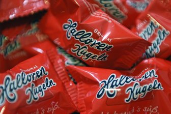 Streit um Preise: Halloren beliefert Discounter nicht mehr - Halloren-Kugeln sind das wohl bekannteste Produkt der Halloren Schokoladenfabrik. Sie sind im Osten Kult.
