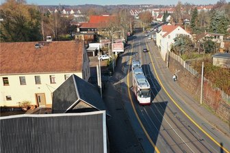 Streit um Radstreifen in Zwickau eskaliert: Stadträte wollen vor Gericht ziehen - Gelbe Fahrbahnmarkierungen sind links und rechts der Fahrbahn angebracht. Hätte der Stadtrat darüber mitentscheiden müssen?