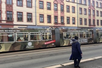 Streit um Ratsbeschluss: Zwickauer OB legt Widerspruch gegen Werbeverbot für Bundeswehr ein - Eine Straßenbahn der SVZ fährt mit Bundeswehr-Werbung durch die Stadt.