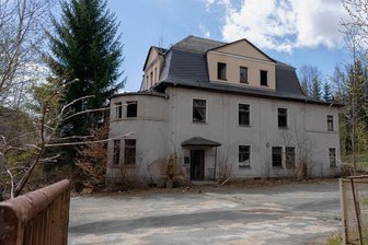 Streit um Rodewischer Kinderheimbrache geht in die nächste Runde - Das marode Gebäude an der Schloßstraße in Rodewisch. 