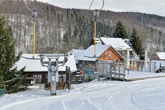 Streit um Skilift in Holzhau liegt nun beim Landgericht - Der Skihang mit der Liftanlage bleibt ungenutzt - wegen des Rechtsstreits. 