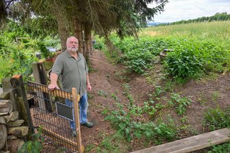 Streit um Solarpark in Chemnitz: Anlieger von Gesprächen im Rathaus enttäuscht - Gleich hinter dem Grundstück von Anlieger Uwe Schubert aus Chemnitz Glösa beginnt das Feld, auf dem das Solarkraftwerk errichtet werden soll.