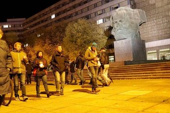 Streit um "Spaziergang" von Coronakritikern in Chemnitz - Die Protestierenden waren am Montagabend zunächst vor dem Karl-Marx-Monument an der Brückenstraße auf und ab gegangen, bevor ein Großteil von ihnen zum Neumarkt weiterzog.