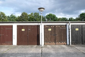 Streit um steigende Entgelte für Garagen in Frankenberg entbrannt - Ein Garagenkomplex im Osten von Leipzig (Symbolbild): Hier traf und trifft man sich. In der DDR war es möglich, als Privatperson eine Garage auf kommunalem Boden zu bauen. Das Bürgerliche Gesetzbuch sieht eine solche Trennung nicht vor.