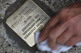 Streit um Stolpersteine in Lichtenau - Ein Stolperstein an der Brückenstraße in Chemnitz wird gereinigt.