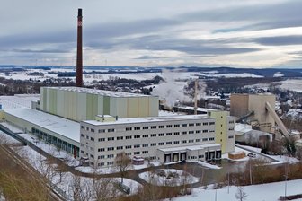 Streit um Straße: Knauf Insulation verklagt St. Egidien - Knauf Insulation will die Neue Palla (vorn im Bild) ins Werksgelände integrieren und dafür eine Straße kaufen. Doch die Gemeinde schießt quer.