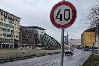 Streit um Tempo-40-Ausweitung auf Chemnitzer Bahnhofstraße: „Das wirkt getürkt“ - Auf der Bahnhofstraße gilt seit Ende 2025 auf einem längeren Abschnitt die Höchstgeschwindigkeit von 40 km/h.