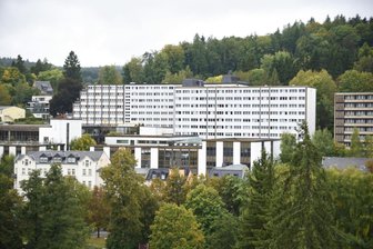 Streit um Tourismusabgabe: Bad Elster und Reha-Kliniken schließen Vergleich - Die Vogtland-Klinik ist die größte Reha-Klinik in Bad Elster. Insgesamt fünf Kliniken hatten gegen die Stadt geklagt.