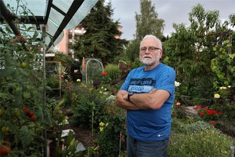 Streit um Waldbäume in Zwickauer Kleingärten: Vorstand bleibt hart - Kleingärtner Bernd Arnold in seinem Vorzeigegarten. Die Hemlocktanne hinten ist dem Vorstand ein Dorn im Auge.