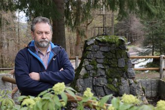 Streit um Wasserkraftanlage im Erzgebirge: Wettinbrunnen kann ohne Wasser nicht plätschern - Der Rittersgrüner Ortsvorsteher Thomas Welter – und mit ihm viele Natur-, Heimat- und Wanderfreunde – sind verärgert: Der Wettinbrunnen in Ehrenzipfel ist im Ergebnis einer amtlichen Verfügung derzeit ohne Wasser.