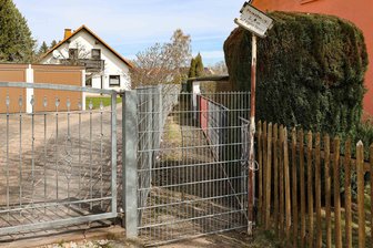 Streit um Weg in Treuen: „Merkels Gängel“ bleibt dauerhaft für die Öffentlichkeit gesperrt - Der Weg „Merkels Gängel“ bleibt mit einem Drahtgitter versperrt.