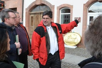 Richter Bernhard Klose (Mitte) diskutiert mit Mario Dietrich (daneben) und Anwalt Hans-Martin Flotho vor dem Schlosscafé