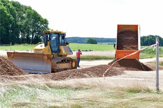 Streit um Windkraft-Baustelle Kleinschirma: Investor und Gemeinde schließen Vergleich - Auf dem Feld zwischen Kleinschirma und Kleinwaltersdorf sind am Montag die Vorbereitungsarbeiten für den Bau von zwei Windkraftanlagen fortgesetzt worden. Im Streit um die Zufahrt zur Baustelle hatte es zuvor eine gerichtliche Einigung zwischen der Gemeinde Oberschöna und den Investoren gegeben.