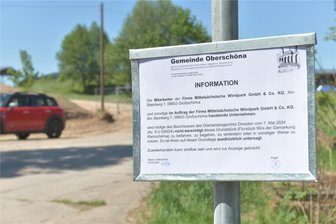 Streit um Windkraft-Projekt in Kleinschirma: Dürfen Investoren das Grundstück der Gemeinde nutzen? - Hinweisschild an der Einfahrt zur Agrargenossenschaft in Kleinschirma. Auf dem Feld oberhalb der Gebäude sollen zwei Windkraftanlagen vom Typ Enercon E-160 EP 5 mit einer Nabenhöhe von 166 Metern und einem Rotordurchmesser von 160 Metern errichtet werden. Laut Hersteller liegt die Nennleistung jeweils bei 5560 Kilowatt.