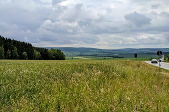 Streit um Windräder an Autobahnzubringer im Erzgebirge: Erlaubt Bergstadt jetzt doch Windpark? - Freier Blick ins Zwönitztal, statt auf vier Windräder. Die Bergstadt Zwönitz will die Windräder rechts der S 258 verbannen.
