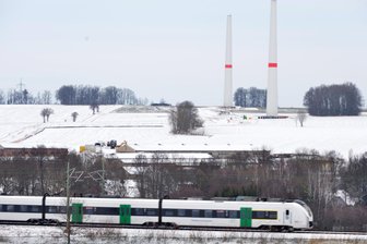 Streit um Windräder in Kleinschirma landet erneut vor Gericht - Zwischen dem Oberschönaer Ortsteil Kleinschirma und dem Freiberger Stadtteil Kleinwaltersdorf sind zwei fast 250 Meter hohe Windkraftanlagen im Bau. .