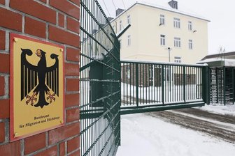 Streit unter Asylbewerbern - 14 Verletzte - Bei Auseinandersetzungen unter Asylbewerbern sind in der Erstaufnahmeeinrichtung für Flüchtlinge in Chemnitz 14 Menschen verletzt worden.