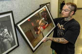 Streit vor Ausstellung in Auerbach: Weshalb der Kunstverein Erotik- und Bondage-Bilder wieder abhängt - Die erotischen Fesselungs-Bilder von Marcel Preuß könnten Kunden irritieren, meint die Sparkasse und nimmt den Großteil der fernöstlichen Analogfotografien aus der Ausstellung. Der Künstler beruft sich auf die lange Kinbaku- und Shibari-Tradition der Samurai. Selbst ist Preuß zu einem Shibari-Meister nach Japan gereist.