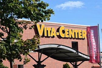 Streit vorm Chemnitzer Vita-Center: Mann schlägt anderem Bierflasche auf den Kopf - Vor dem Vita-Center war es im Juni 2022 zu einem blutigen Streit gekommen.