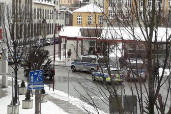 Streit wegen fehlender Maske war Auslöser für Polizeieinsatz in Imbiss am Auer Postplatz - Fünf Polizeifahrzeuge und ein Rettungswagen sind am Montagmittag zu einem Döner-Laden ausgerückt.
