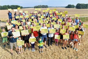 Streit zwischen Oberschöna und Stadtwerken Leipzig eskaliert - Im August 2022 hatte die Bürgerinitiative Windkraftstammtisch zu einer Demo gegen den geplanten Bau von Windkraftanlagen zwischen Kleinschirma und Kleinwaltersdorf aufgerufen. 
