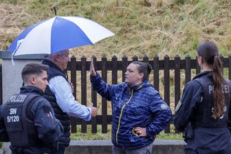 Streitbare SPD-Kandidatin aus Oberlungwitz rechtfertigt  fehlende Wahlempfehlung für CDU-Kandidatin - Bei einer Gegendemo zu einer Veranstaltung in der Uhlig-Mühle gerieten Melanie Berthold (2.v.r.) und Mike Moncsek aneinander.