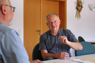 Streitbarer Bürgermeister von St. Egidien: „Störenfried“ seit 20 Jahren im Amt - Bürgermeister Uwe Redlich im Gespräch mit „Freie Presse“-Redakteur Bernd Appel: Seit 20 Jahren führt Redlich die Gemeinde St. Egidien – seine dritte Amtszeit endet im nächsten Jahr.