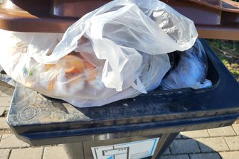 Strengere Vorgaben für Biotonnen im Erzgebirge: Wer nicht strikt trennt, dem drohen jetzt harsche Konsequenzen - Dass der Inhalt der Kunststoffbeutel zu einer Biotonne gehört, erschließt sich bei diesem Beispiel erst auf den zweiten Blick.