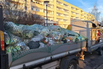 Stress mit neuem Entsorger: Etliche gelbe Container im Vogtland nicht geleert - Von einem Hausmeisterdienst ließ die Woba Reichenbach die Gelben Säcke, die sich inzwischen in den Mülltonnenhäusern stapelten, zu Glitzner nach Schneidenbach bringen.